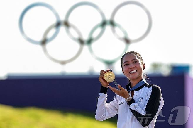 2024 파리 올림픽 여자 골프 정상에 오른 리디아 고. ⓒ AFP=뉴스1