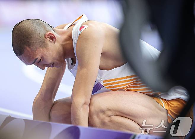 대한민국 대표팀 우상혁이 11일(한국시간) 프랑스 파리 스타드 드 프랑스에서 열린 2024 파리 올림픽 남자 육상 높이뛰기 결선에서 2.31m 3차시기를 실패한 후 아쉬워 하고 있다. 2024.8.11/뉴스1 ⓒ News1 이동해 기자