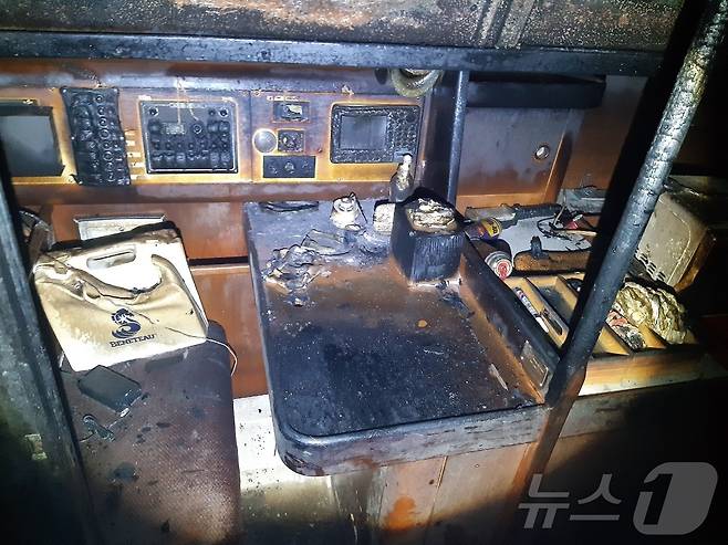 화재가 발생한 요트 선실 내부.(부산소방재난본부 제공)