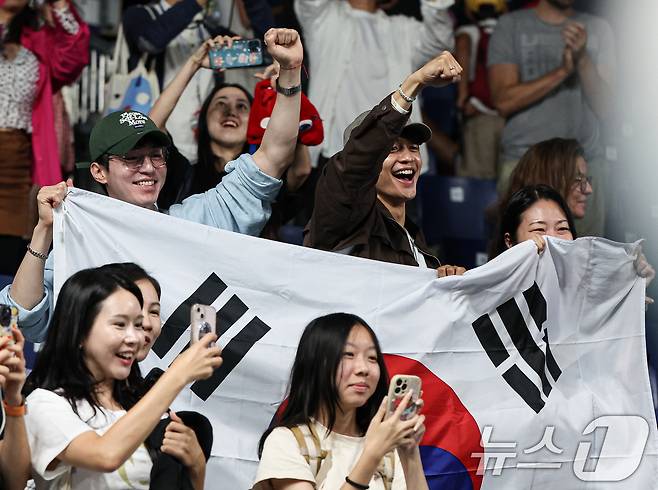 샤이니 민호와 배우 이동욱이 10일(한국시간) 프랑스 파리 사우스 파리 아레나4에서 열린 '2024 파리올림픽' 탁구 여자 단체 동메달 결정전 대한민국과 독일의 경기에서 대한민국이 동메달을 확정 짓자 기뻐하고 있다. 2024.8.10/뉴스1 ⓒ News1 이동해 기자