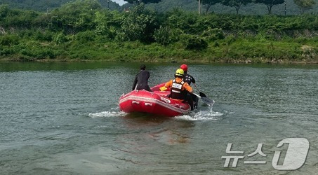 11일 낮 12시 47분쯤 강원 인제군 인제읍 고사리 내린천 주변에서 수난사고가 발생해 1명이 숨진 가운데, 당시 소방 구조대의 활동 모습. (강원도 소방본부 제공) 2024.8.11/뉴스1