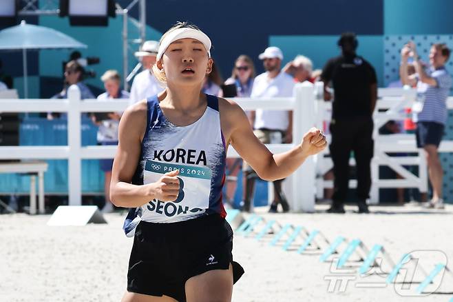 대한민국 근대5종 대표팀 성승민이 11일 오후(한국시간) 프랑스 파리 베르사유에서 열린 2024 파리올림픽 근대5종 여자 개인 결승전 레이저런 경기에서 3등으로 결승선을 통과하고 있다. 함께 출전한 김선우는 8위로 경기를 마쳤다. (공동취재) 2024.8.11/뉴스1 ⓒ News1 박정호 기자