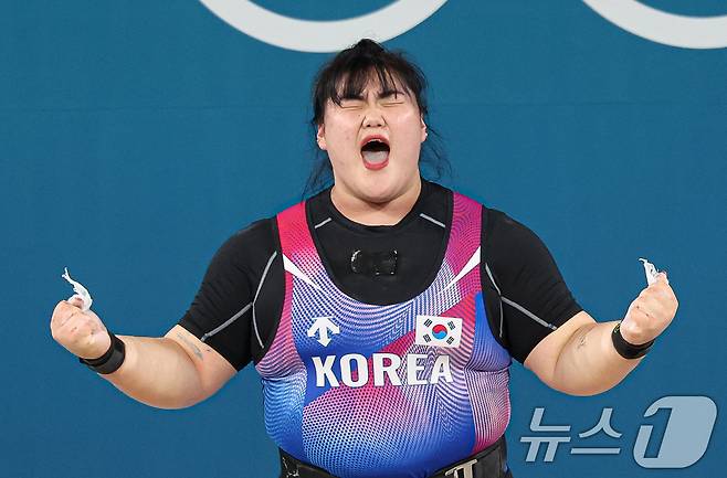 대한민국 역도 국가대표팀 박혜정 선수가 11일(한국시간) 프랑스 파리 사우스 파리 아레나6에서 진행된 2024 파리올림픽 역도 여자 81kg급 경기에서 용상 168kg 2차시기를 성공한 후 기뻐하고 있다. 2024.8.11/뉴스1 ⓒ News1 이동해 기자