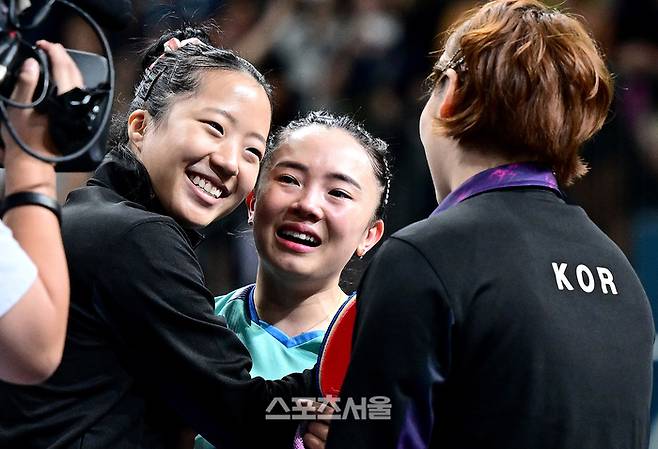 대한민국 탁구 국가대표 신유빈(왼쪽부터), 전지희, 이은혜가 10일(한국 시간) 프랑스 파리 사우스 파리 아레나4에서 열린 2024 파리올림픽 탁구 여자 단체 동메달 결정전에서 독일을 3-0으로 꺾고 동메달을 차지한 뒤 함께 기뻐하고 있다. 2024. 8. 10.   파리 | 박진업 기자 upandup@sportsseoul.com