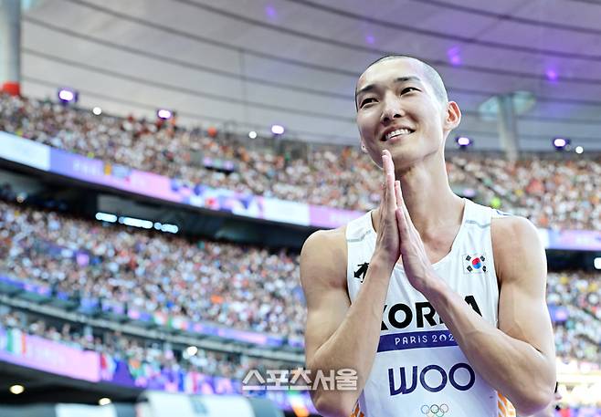 대한민국 육상 높이뛰기 대표 우상혁이 11일(한국 시간) 프랑스 파리 스타드 드 프랑스에서 열린 2024 파리올림픽 육상 남자 높이뛰기 결선에서 2m31을 3차 시기에도 실패한 뒤 코칭스태프에게 손을 모아 인사하고 있다. 2024.8. 11. 파리 | 박진업 기자 upandup@sportsseoul.com