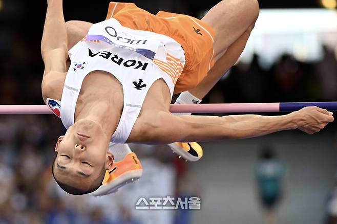 대한민국 육상 높이뛰기 대표 우상혁이 11일(한국 시간) 프랑스 파리 스타드 드 프랑스에서 열린 2024 파리올림픽 육상 남자 높이뛰기 결선에서 2m17을 뛰어넘고 있다. 2024.8. 11. 파리 | 박진업 기자 upandup@sportsseoul.com