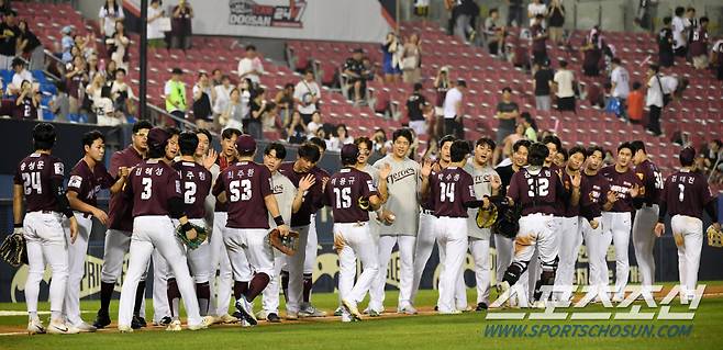 2일 잠실구장에서 열린 두산 베어스와 키움 히어로즈의 경기. 승리한 키움 선수들이 기뻐하고 있다. 잠실=박재만 기자 pjm@sportschosun.com/2024.08.02/