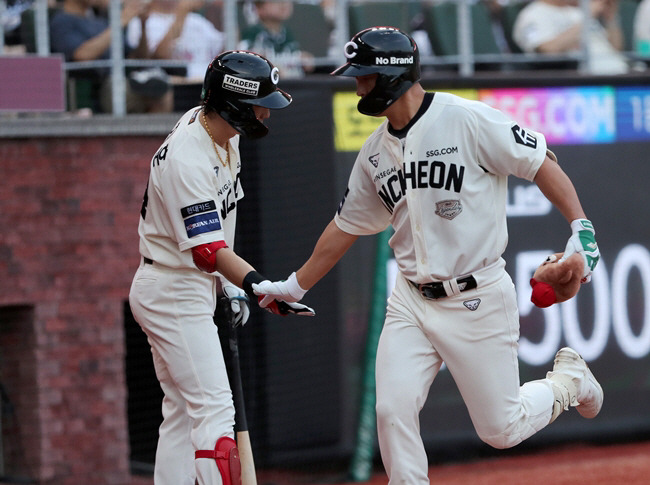 11일 인천 두산전에서 홈런을 친 하재훈(오른쪽). 사진=SSG 랜더스