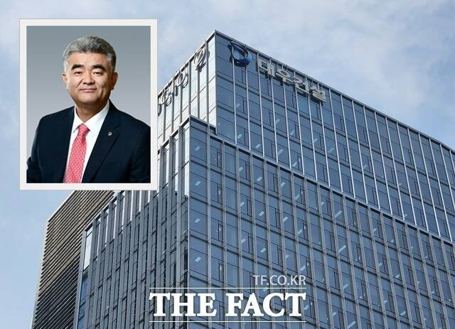 대우건설은 하반기 신규 국가 진출·신사업 확대에 집중한다는 계획이다. 내년 상반기까지 목표는 체코 원전 사업 최종 계약을 체결하는 것이다. 왼쪽 작은 사진은 정원주 대우건설 회장. /더팩트 DB·대우건설