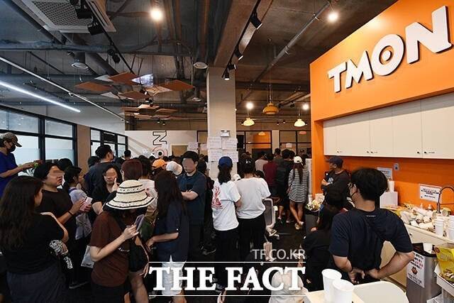 은행권은 '티메프 사태'로 피해를 본 사업자를 대상으로 금융지원을 실시했다. 사진은 지난달 26일 오후 서울 강남구 티몬 신사옥이 환불을 요구하는 피해자들로 붐비고 있는 모습. /서예원 기자