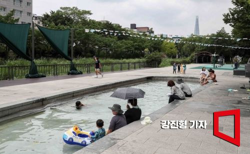 중부지방에 장맛비가 주춤해지며 다시 찜통더위가 찾아온 19일 서울 송파구 성내천 물놀이장을 찾은 시민들이 물놀이를 하며 더위를 식히고 있다. 사진=강진형 기자aymsdream@