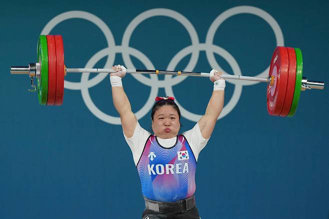 김수현이 10일(현지 시각) 프랑스 파리 사우스 파리 아레나에서 열린 여자 역도 81㎏급 경기에 출전한 모습. /AP 연합뉴스