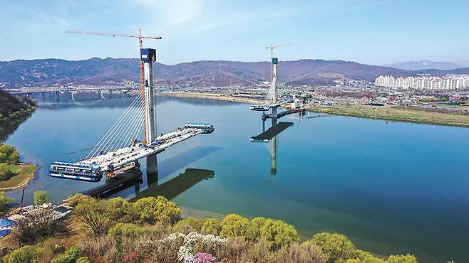 서울 강동구 고덕동에서 경기 구리피 토평동을 연결하는 교량은 올해 말 개통 예정이다. 이 다리는 서울시 기준으로 32번째 한강 횡단 교량이 된다. 사진은 연말 개통 예정인 교량의 조감도이다. 현대건설 제공