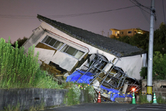 지난 8일 발생한 지진으로 붕괴된 일본 남부 가고시마현 오오사키시 소재 주택 모습. 



연합뉴스 제공