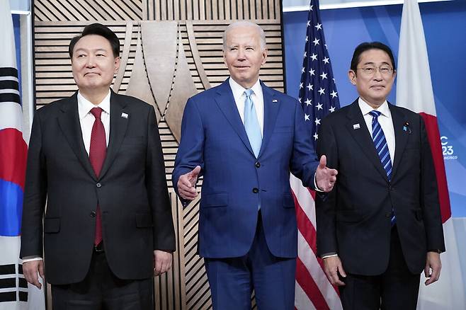 2023년 11월16일 미국 샌프란시스코에서 열린 아시아태평양경제협력체(APEC) 정상회의에서 윤석열 대통령과 조 바이든 미국 대통령, 기시다 후미오 일본 총리가 회담에 앞서 기념사진을 찍고 있다. AP 연합뉴스