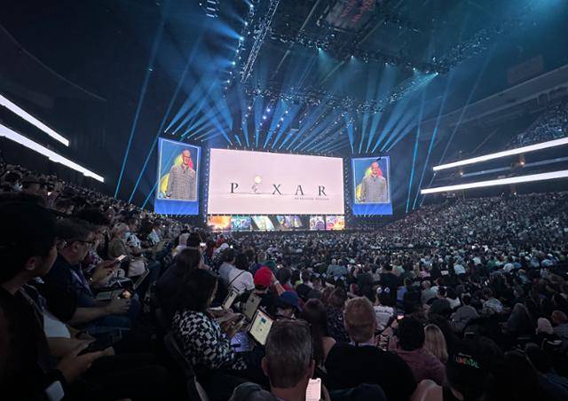 월트디즈니컴퍼니 산하 픽사스튜디오의 피트 닥터 최고크리에이티브책임자가 9일 미국 캘리포니아주 애너하임 혼다센터에서 열린 디즈니 D23 첫날 엔터테인먼트 쇼케이스 무대에서 인사하고 있다. 애너하임=이서희 특파원