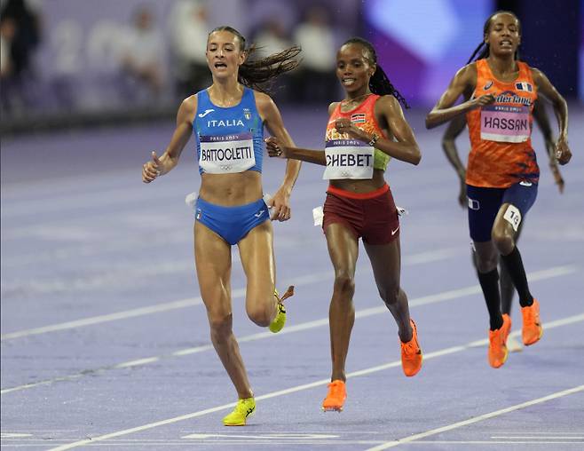 이번 대회 10000m 결승에서 3위로 골인하는 하산. UPI=연합뉴스