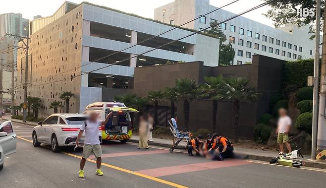 전동킥보드 사고 현장에서 시민들이 교통통제에 나서고 119구급대 도착 전까지 보호조치를 진행하는 등 솔선수범하는 모습 (사진, 시청자)