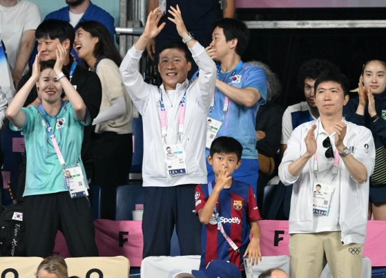 관중석에서 박수를 치고 있는 김택수 부회장(가운데)과 유승민 회장(오른쪽). 파리=김성룡 기자