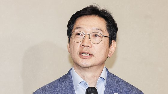 영국에서 유학 중인 김경수 전 경남지사가 노무현 전 대통령 추도식 참석을 위해 지난 5월 19일 인천국제공항을 통해 귀국한 뒤 취재진의 질문에 답하고 있다. 연합뉴스