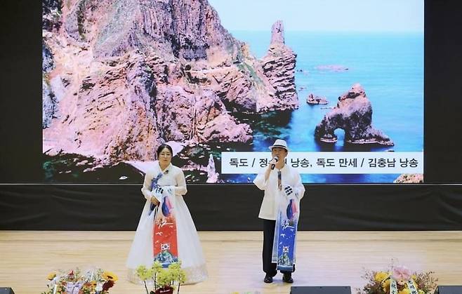 ▲독도를 주제로 한 시를 낭송하는 김충남 씨