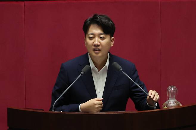 이준석 개혁신당 의원이 지난달 28일 오후 국회 본회의에서 ‘방송4법’ 중 방송문화진흥회법에 대한 무제한토론을 하고 있다. 연합뉴스