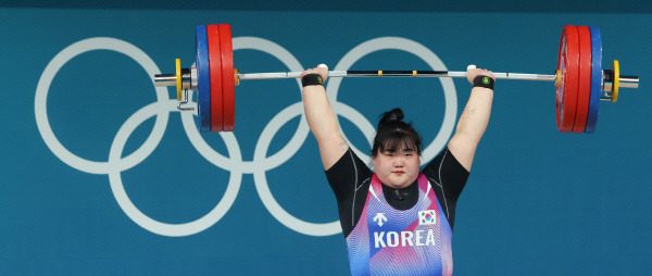 11일(현지시간) 프랑스 파리 사우스 파리 아레나에서 열린 2024 파리올림픽 역도 여자 81kg 이상급에 출전한 박혜정이 용상 1차시기에서 163kg 바벨을 들어올리고 있다. 연합뉴스