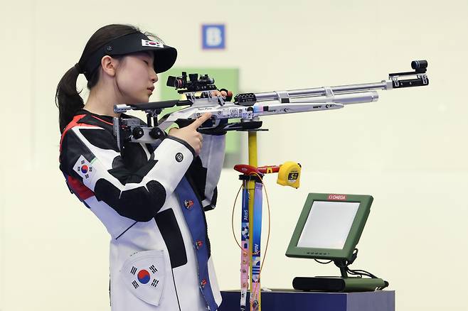 Ban Hyo-jin, who advanced to the women's 10-meter air rifle final at the 2024 Paris Olympics, steadies her breath before the shoot-off against China's Huang Yuting on Aug. 9. (Yonhap)
