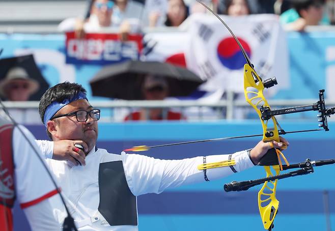 Kim Woo-jin releases his bowstring in the men's individual archery quarterfinals against Turkey's Mete Gazoz at Les Invalides in Paris, France, during the 2024 Paris Olympics on Aug. 4. (Yonhap)