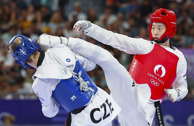 Lee Da-bin competes against Petra Stolbova of the Czech Republic in the women's +67-kilogram round of 16 taekwondo match at the Grand Palais Taekwondo Arena in Paris, France, during the 2024 Paris Olympics on Aug. 10. (Yonhap)