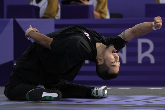 Korea's Kim Hong-yul, known as B-Boy Hongten, competes during the B-Boys round robin at La Concorde in Paris on Saturday. [AP/YONHAP]