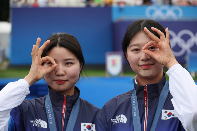 임시현(오른쪽)과 남수현이 지난 3일(현지시간) 프랑스 파리 앵발리드에서 열린 2024 파리올림픽 양궁 여자 개인전에서 나란히 금·은메달을 차지한 뒤 시상식에서 세리머니를 하고 있다. 파리=윤웅 기자