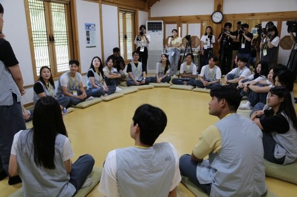 ‘나는 절로 낙산사’ 편 참가자들이 자기 소개를 하고 있다.[사진제공=조계종사회복지재단]