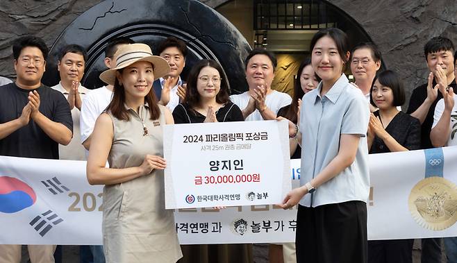 포상 받는 양지인 선수 2024년 제33회 파리 올림픽 사격 여자 25m 권총 금메달리스트 양지인선수가 11일 놀부 청담 플래그십 스토어에서 놀부 박미희 의장으로부터 포상금을 전달받고 있다. [놀부 제공]