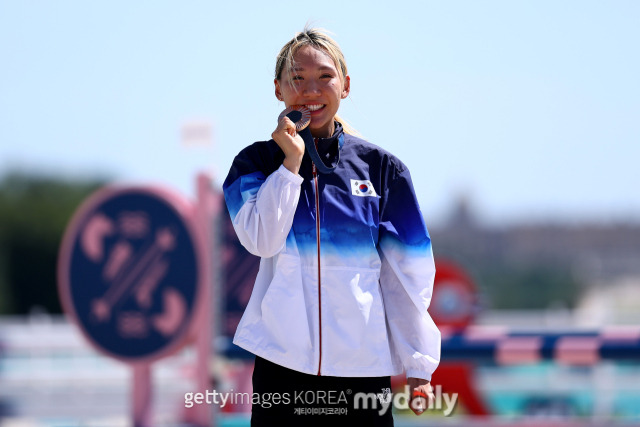 성승민이 동메달을 목에 걸고 기념사진을 찍고 있다./게티이미지코리아