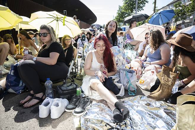 지난달 9일(현지시간) 스위스 취리히 레츠지그룬트 경기장에서 미국 팝가수 테일러 스위프트의 에라스 투어가 열리는 가운데 그의 팬들이 공연을 앞두고 대기하고 있다. [EPA]