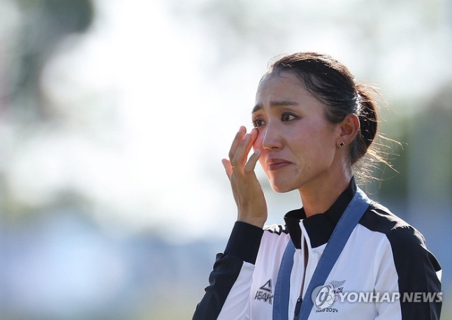 10일(현지시간) 프랑스 파리 인근 기앙쿠르의 르골프 나쇼날에서 열린 2024 파리올림픽 골프 여자 개인전에서 우승한 뉴질랜드의 리디아 고가 금메달을 목에 걸고 눈물을 흘리고 있다. [연합]