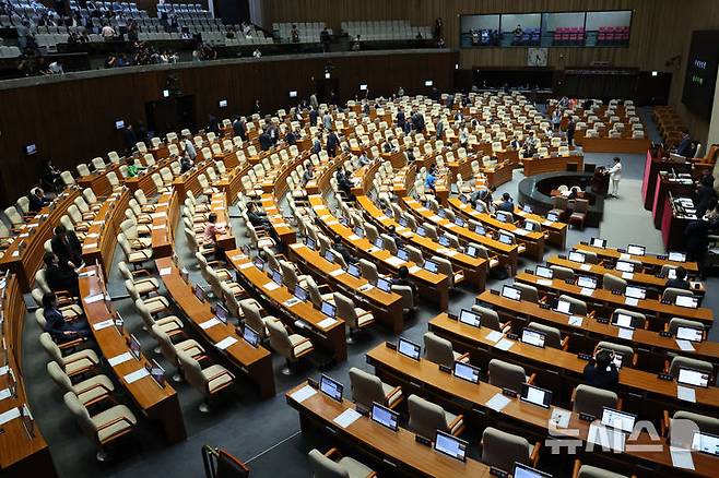 [서울=뉴시스] 권창회 기자 = 임이자 국민의힘 의원이 지난 2일 오후 서울 여의도 국회에서 열린 제416회(임시회) 제2차 본회의에서 노동조합 및 노동관계조정법 일부개정법률안(노란봉투법)에 대한 필리버스터(무제한토론)를 시작하자 야당 의원들이 퇴장하고 있다. 2024.08.02. kch0523@newsis.com