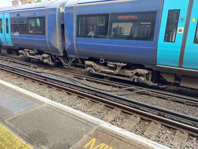 ▲그림 12 워털루 동역의 광역철도 열차. 옆에 달린 집전 슈가 제3궤조와 붙어 있다. ⓒ전현우