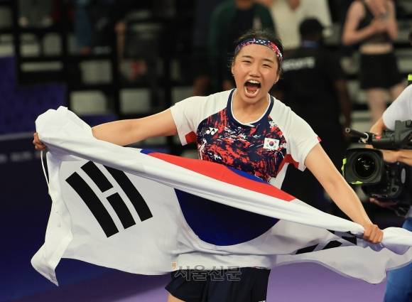 안세영이 5일(한국시간) 프랑스 파리 포르트드라샤펠 아레나에서 열린 2024 파리올림픽 배드민턴 여자 단식 결승전에서 허빙자오(중국)를 이긴 뒤 기뻐하고 있다. 안세영은 한국 배드민턴 선수로는 28년 만에 올림픽 단식을 제패하며 ‘팀 코리아’에 11번째 금메달을 안겼다. 파리 박지환 기자