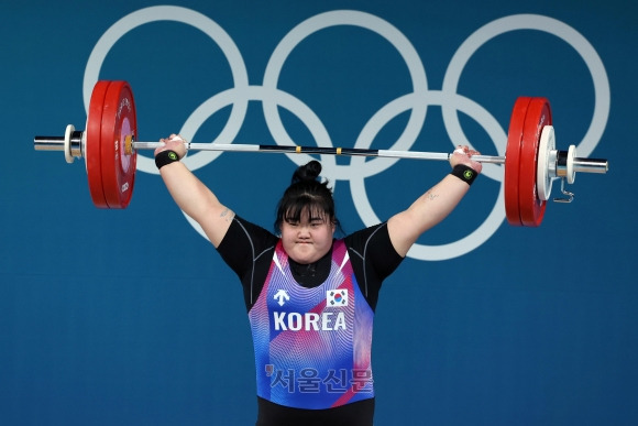 역도 박혜정, 인상 131kg 기록 - 역도 대표 박혜정이 11일(현지시간) 프랑스 파리 아레나 파리 쉬드6에서 열린 2024파리올림픽 역도 여자 +81㎏급 경기에 출전해 인상 3차 시기 131kg을 들어올리고 있다. 2024.8.11. 파리=박지환 기자