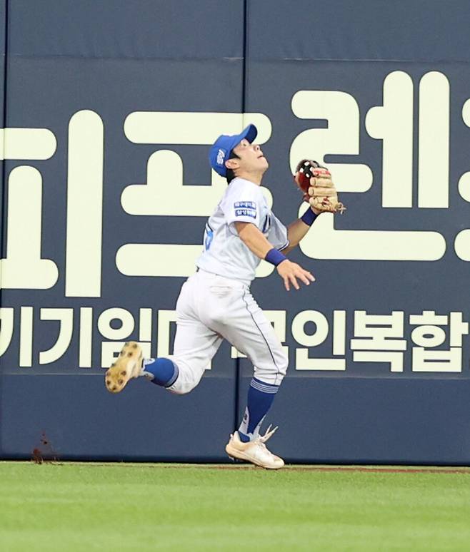 &nbsp; ▲ 올해 중견수로 포지션을 옮긴 김지찬은 수비에서도 계속 성장하는 모습을 보이고 있다는 평가를 받는다. ⓒ삼성 라이온즈