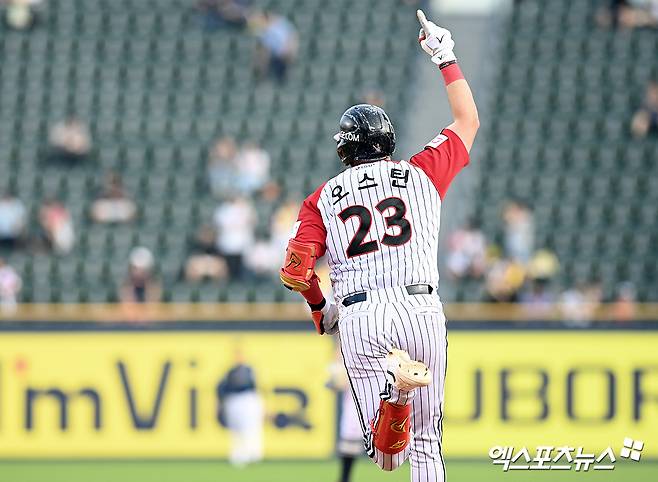 LG 내야수 오스틴은 11일 잠실구장에서 열린 '2024 신한 SOL Bank KBO 리그' NC와 주말 3연전 마지막 경기에서 3번 지명타자로 선발 출전했다. 4회말과 9회말 총 2개의 솔로 홈런을 터트려 팀 승리에 힘을 보탰다. 잠실, 고아라 기자