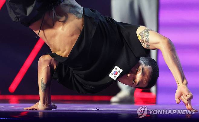 브레이킹 배틀 벌이는 김홍열 [연합뉴스 자료사진]