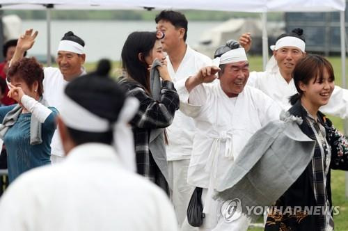 다함께 즐기는 밀양아리랑 공연 [연합뉴스 자료사진]