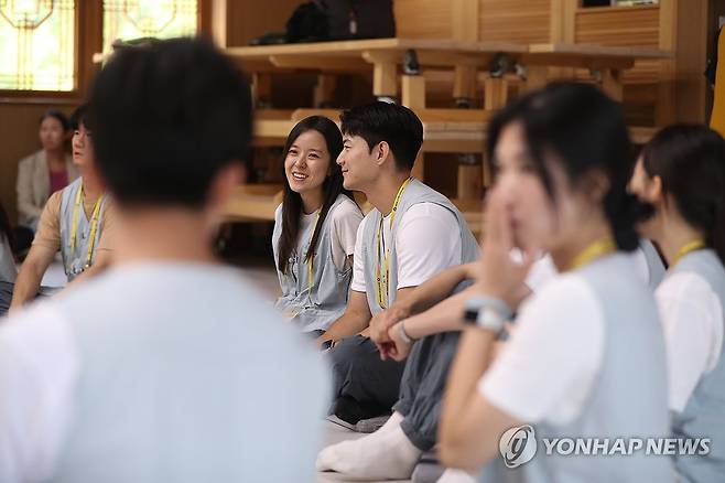 양양 낙산사에 모인 청춘남녀 (양양=연합뉴스) 류호준 기자 = '나는 절로, 낙산사' 참가자들이 지난 10일 강원 양양군 낙산사에서 회향식을 갖고 일정을 마무리했다. 2024.8.10 ryu@yna.co.kr