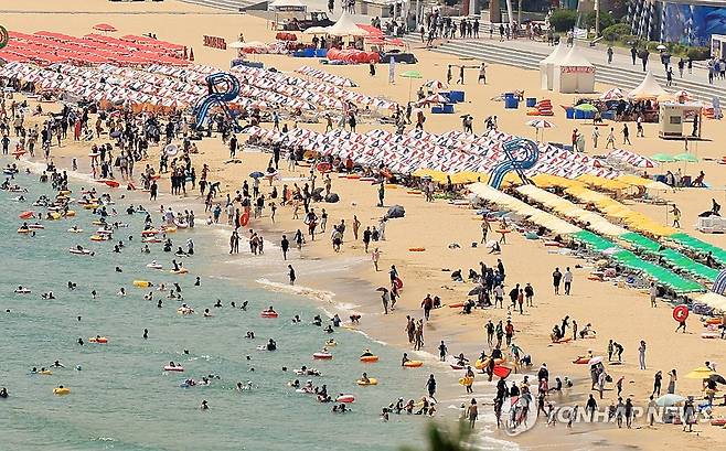 해운대 해수욕장 북적 (부산=연합뉴스) 차근호 기자 = 11일 오후 부산 해운대구 해수욕장에 피서객들이 몰려 해수욕을 즐기고 있다. 2024.8.11 ready@yna.co.kr