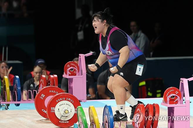 박혜정, 131kg 성공하고 포효 (파리=연합뉴스) 임화영 기자 = 11일(현지시간) 프랑스 파리 사우스 파리 아레나에서 열린 2024 파리올림픽 역도 여자 81kg급에 출전한 박혜정이 131kg에 성공한 뒤 포효하고 있다. 2024.8.11 hwayoung7@yna.co.kr