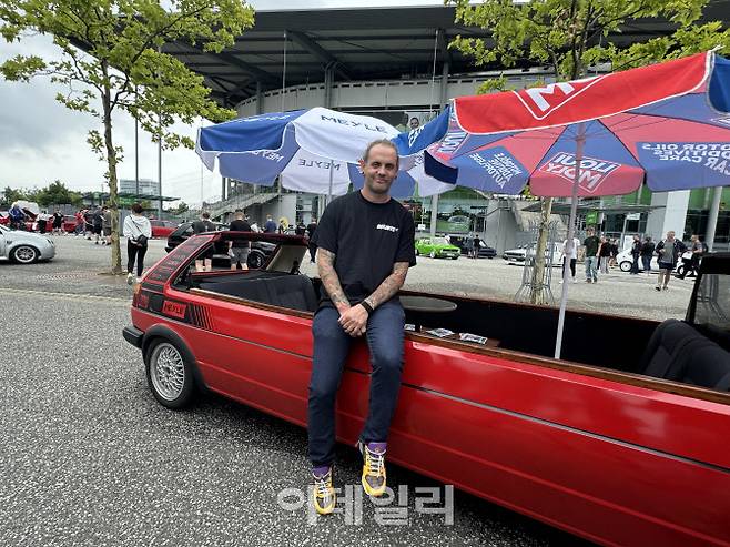 지난달 27일(현지시간) 독일 볼프스부르크 폭스바겐 아레나에서 열린 ‘골프 GTI 팬 페스트’에 참가한 제이미 오어씨가 자신의 차량에 앉아 있다.(사진=공지유 기자)