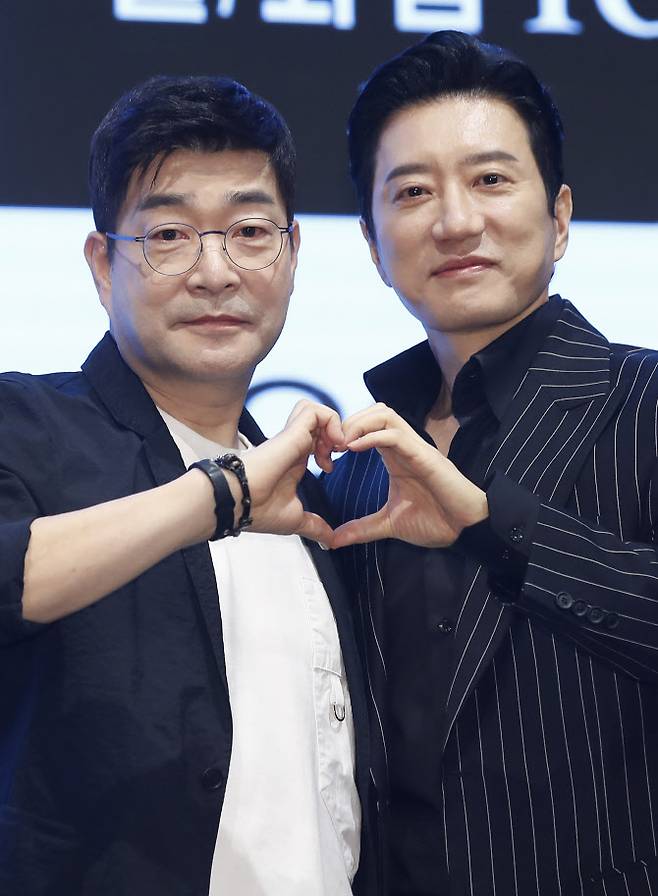 배우 손현주와 김명민(오른쪽)이 12일 서울 구로구 더세인트에서 진행된 지니 TV 새 오리지널 드라마 ‘유어 아너’ 제작발표회에서 포즈를 취하고 있다.(사진=뉴스1)